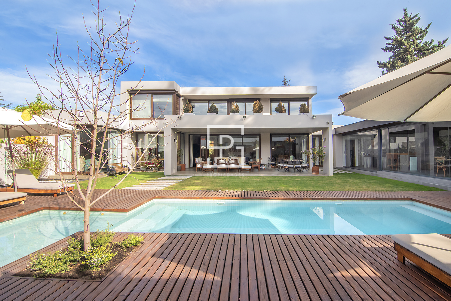 Espectacular mediterránea en condominio sector Los Nogales 