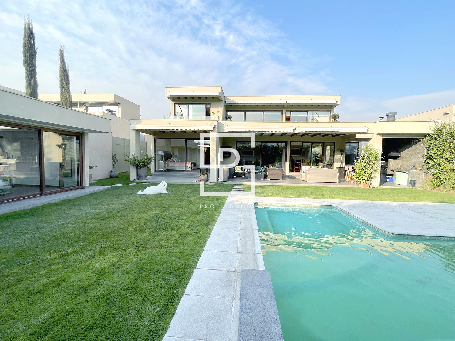 Moderna mediterránea en sector Los Nogales