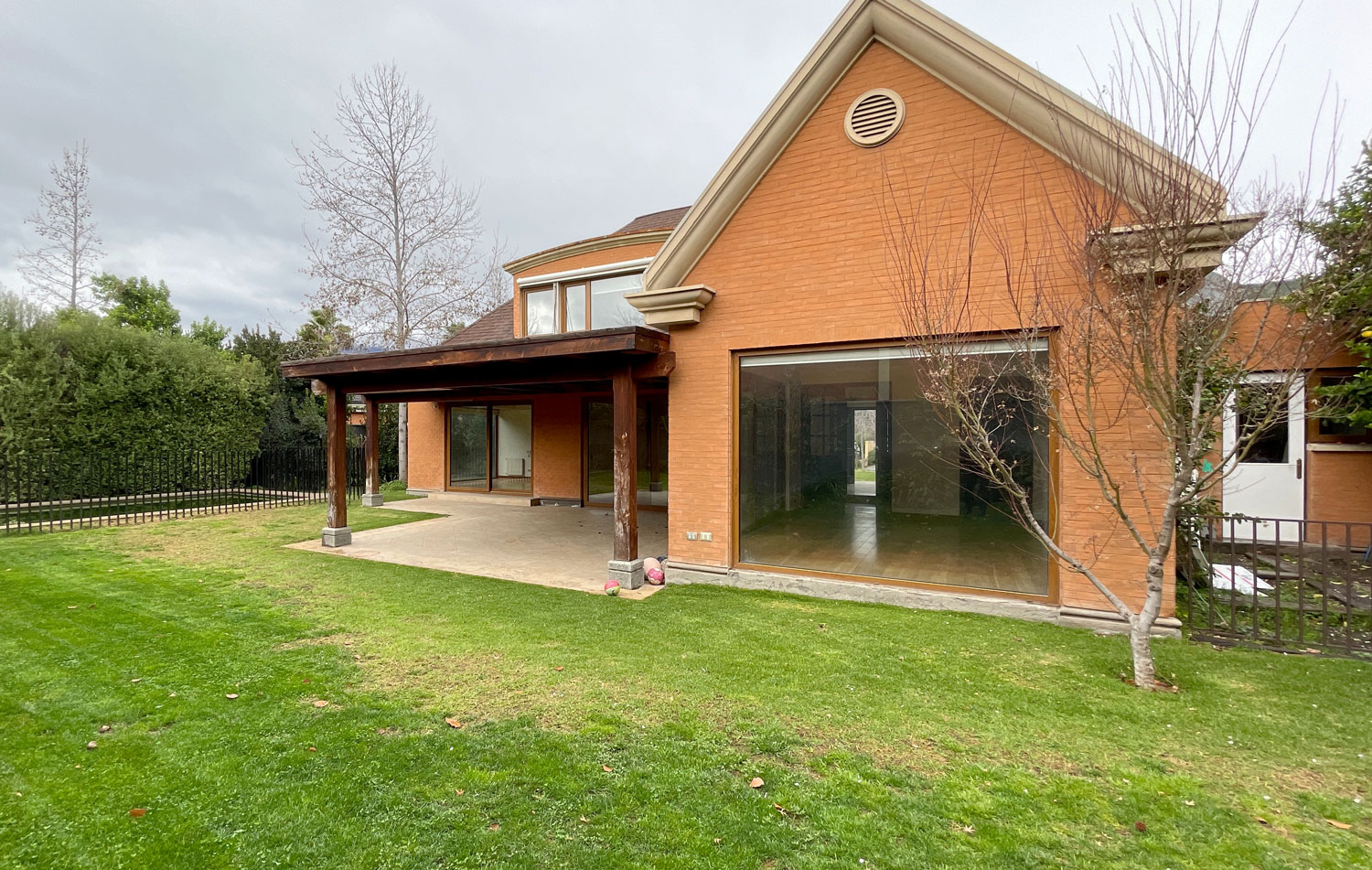 Se arrienda casa en condominio Los Castaños