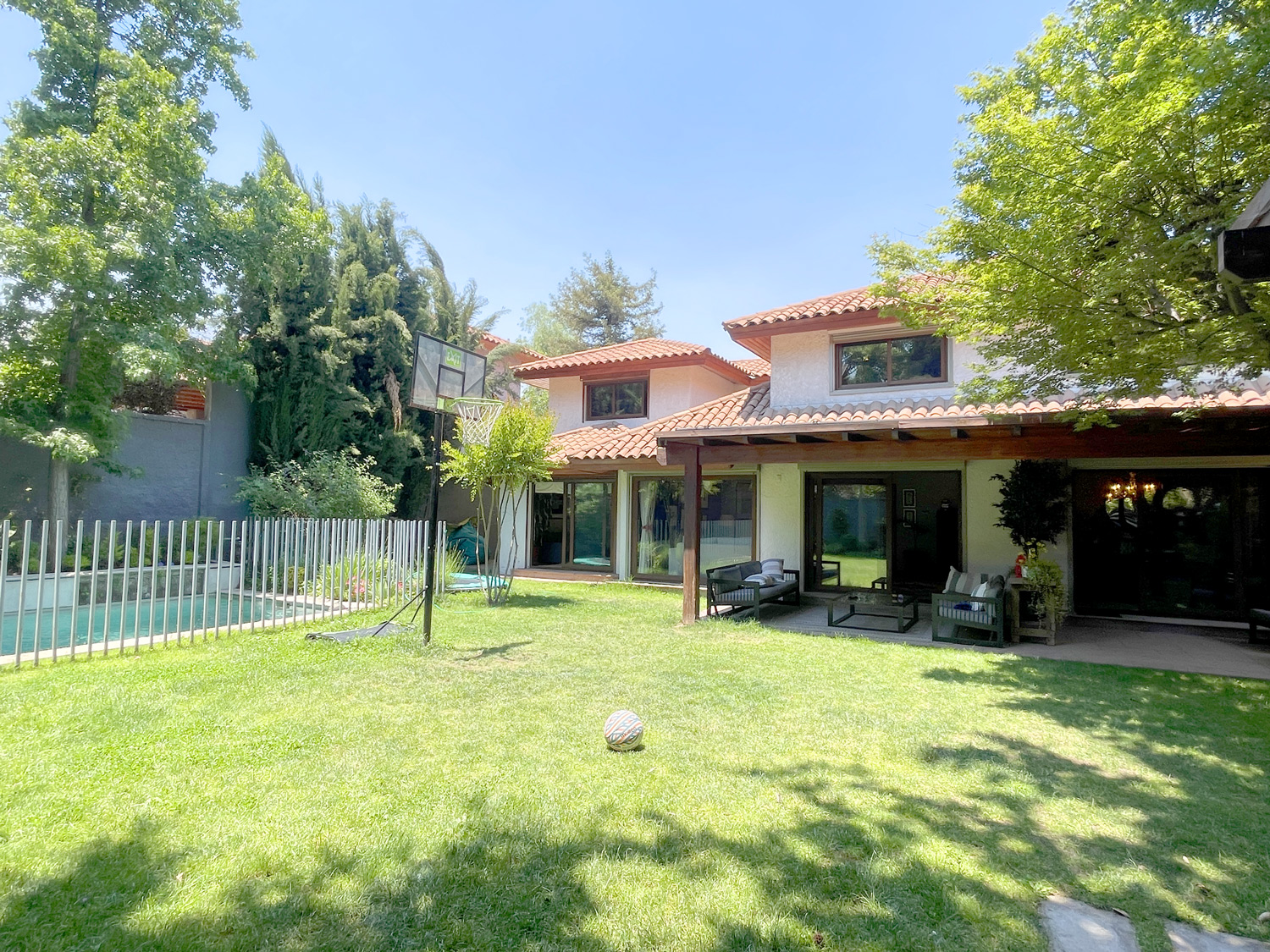 Se vende en Condominio Los Dominicos remodelada completa!